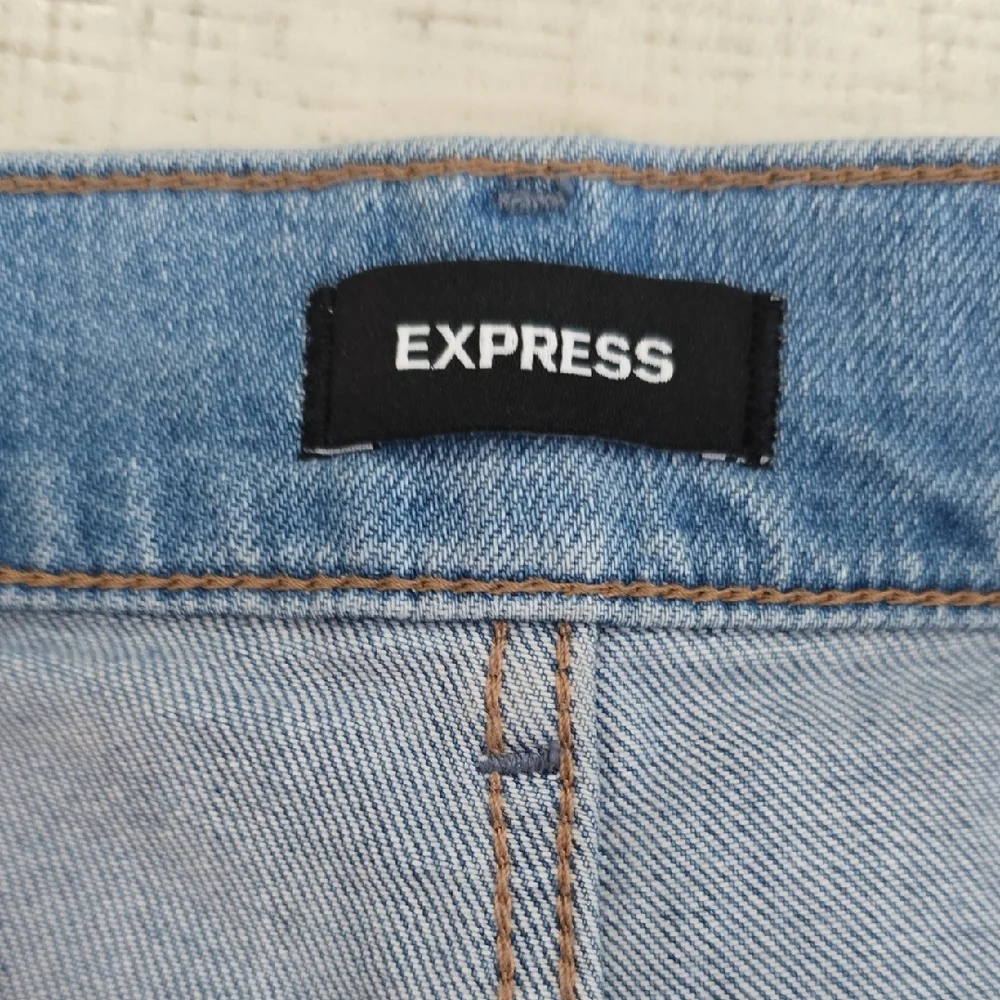 Express Super High Rise Mom Jeans - Picture 3 of 5